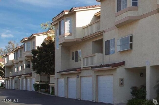 Building Photo - Beautiful 2 Bedroom, 2.5 Bath Townhome in ...