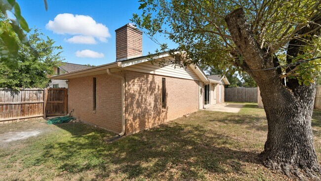 Building Photo - 140 Cloverleaf Dr