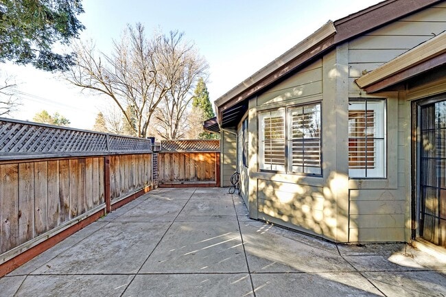 Building Photo - Beautiful Townhome in the Heart of Pleasanton