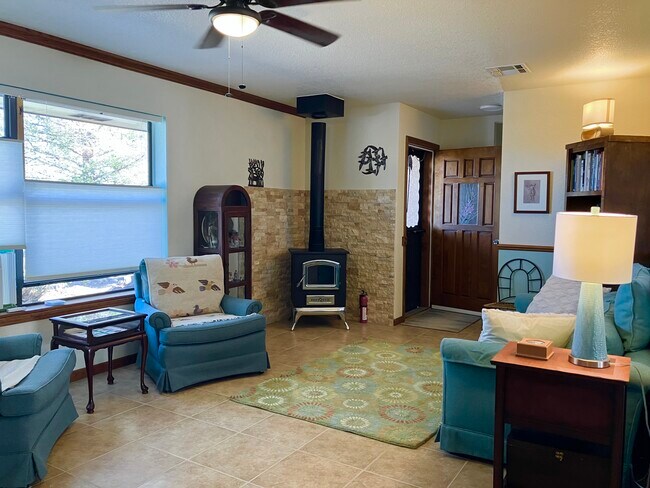 Livingroom - 308 Hawthorne Dr