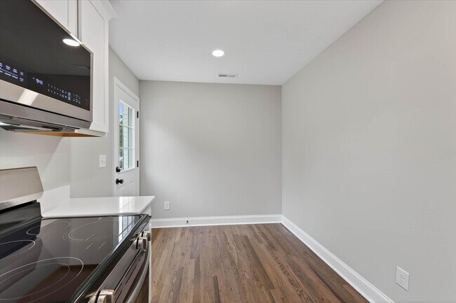 Building Photo - 221 Clearview Dr