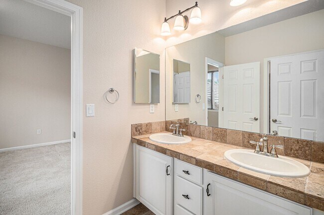 Building Photo - Spacious 4 bedroom 4 bathroom home in the heart of Lone Tree!