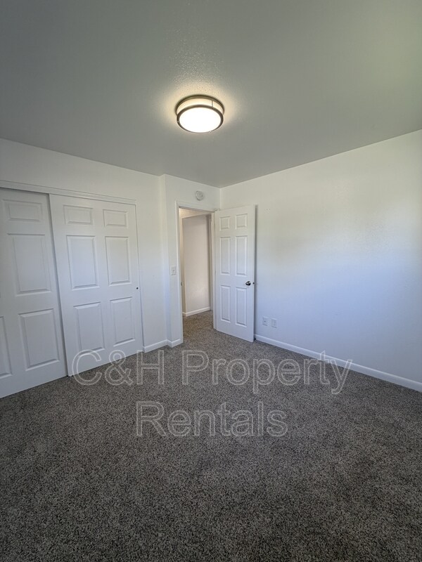 Building Photo - 2520 Lillis Ln