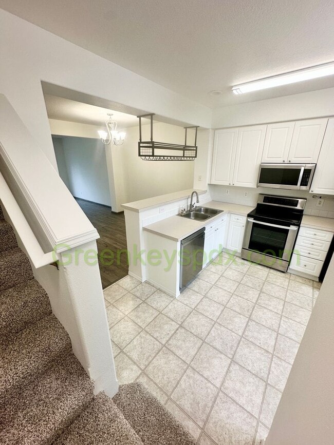 Building Photo - Amazing 2-Bedroom Townhouse with 2.5 Bathrooms, Attached Garage, Private Fenced Patio