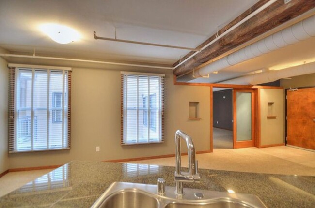 Building Photo - Beautiful Condo in the Heart of Downtown S...