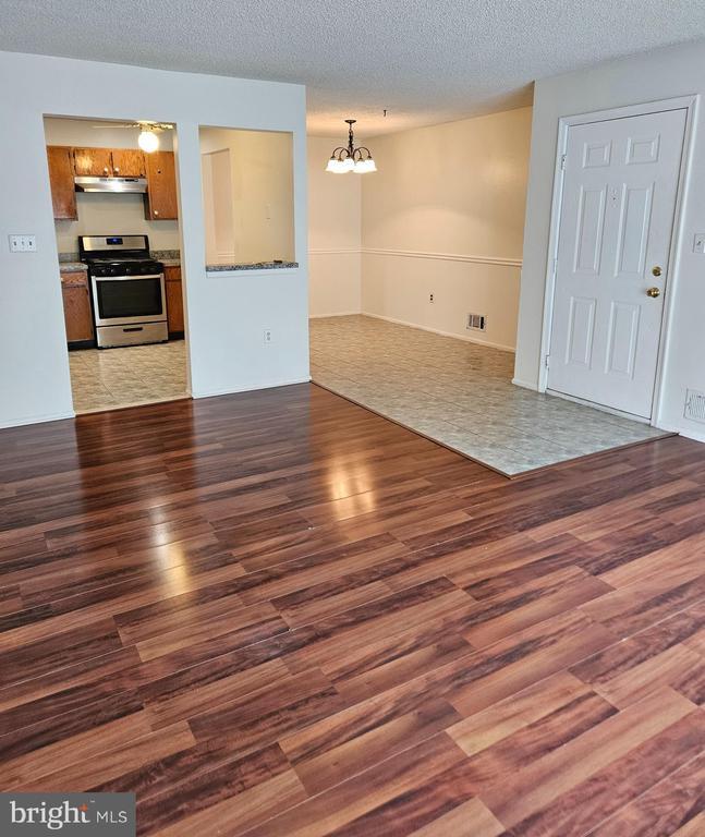 Building Photo - 98 Versailles Ct