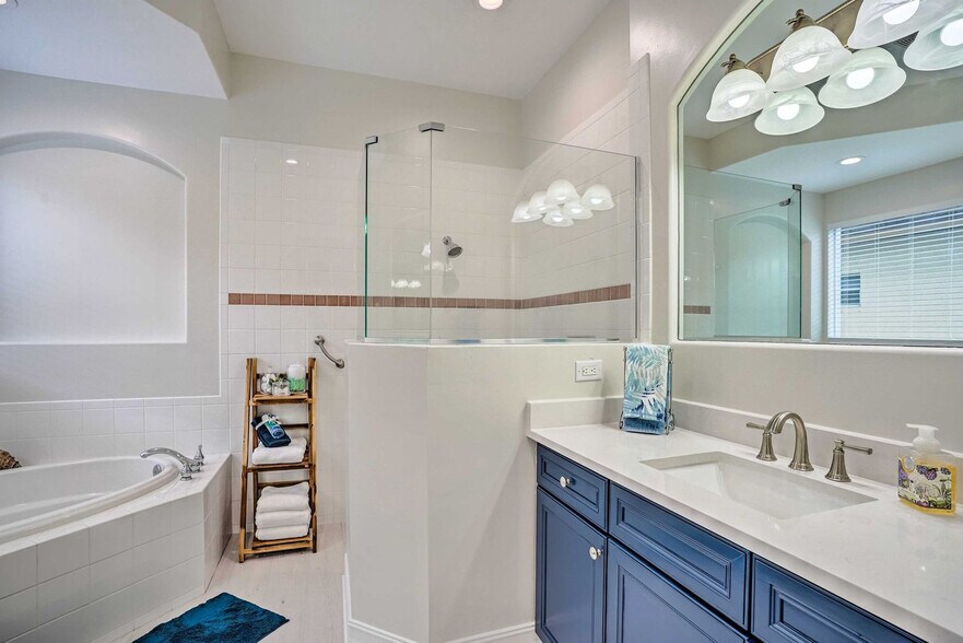 Building Photo - 6096 Dogleg Dr