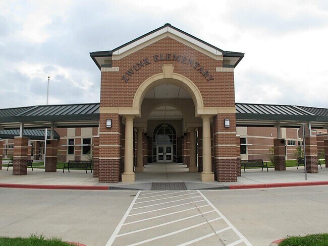 Building Photo - 4407 Greenleaf Dr