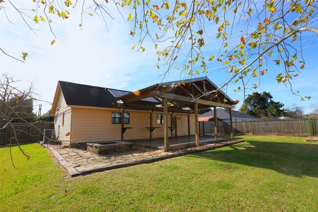 Building Photo - 218 Hickory St