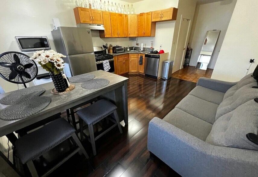 Building Photo - 1576 Tremont St