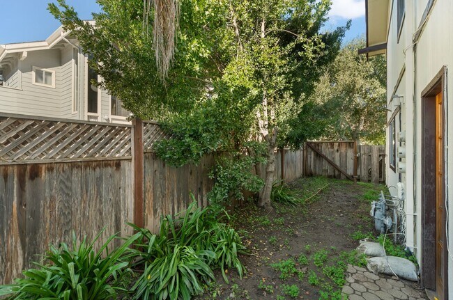 Building Photo - Penasquitas Drive Townhomes
