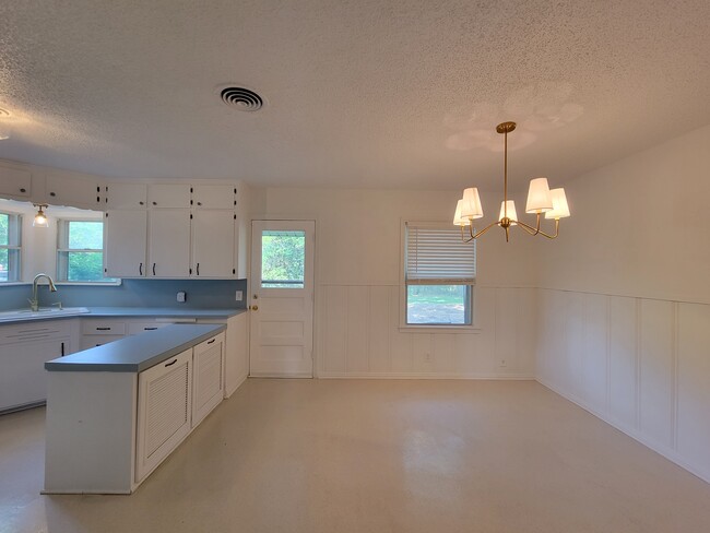 Building Photo - 2025 Mountainview Dr