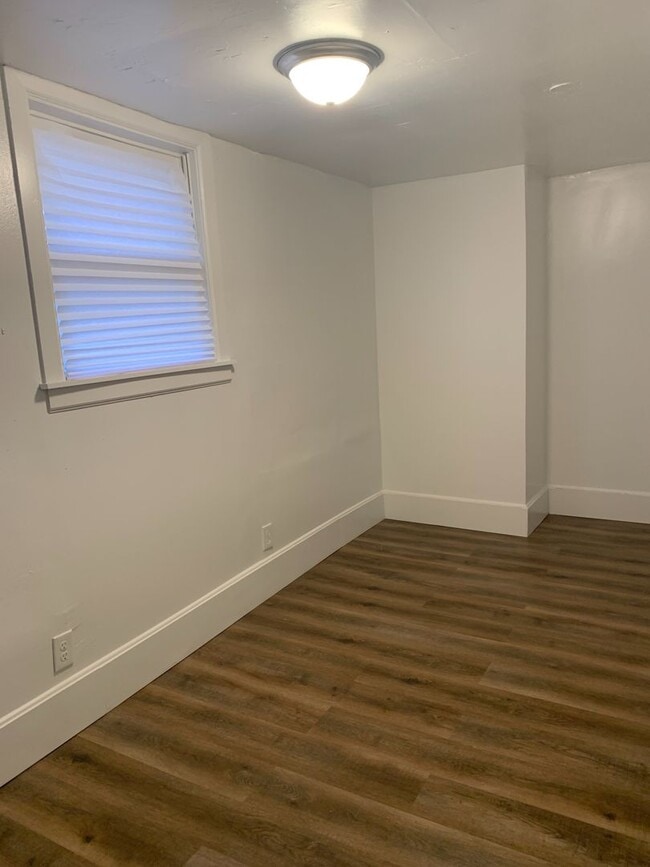 Building Photo - Video in Photos! Downtown York 2 Bedroom-1st Floor