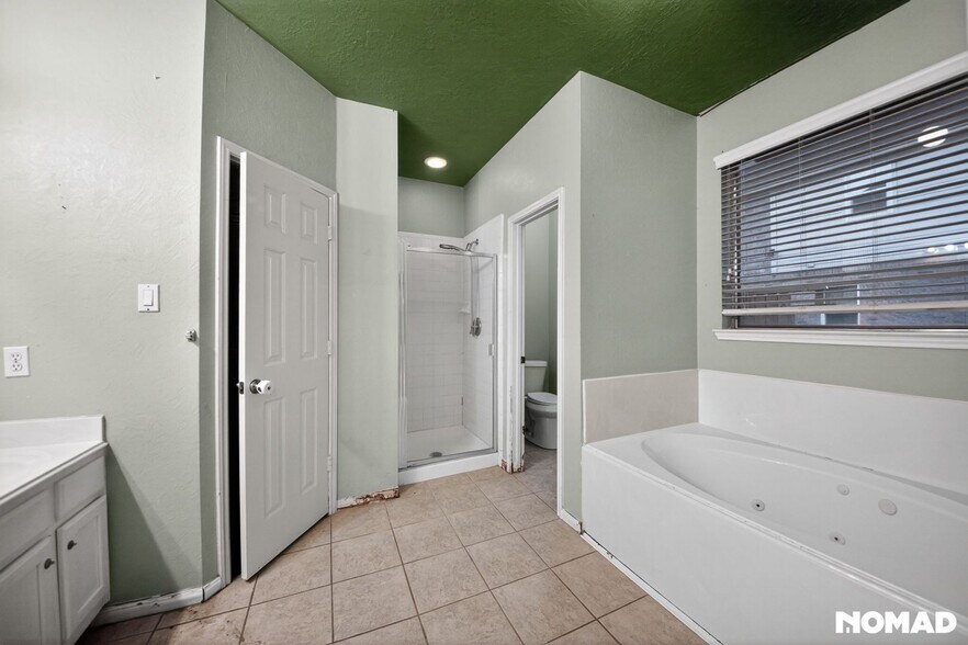 Building Photo - 1811 Quiet Hollow Dr