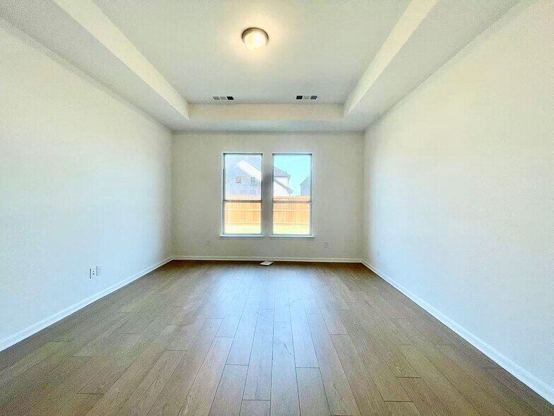 Building Photo - 16205 Garden Dr