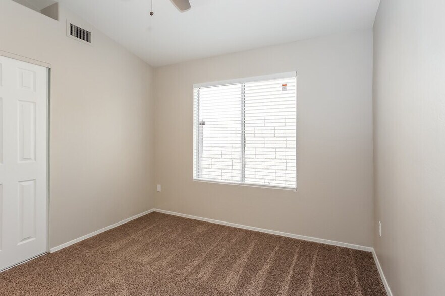 Building Photo - 867 E Morelos St