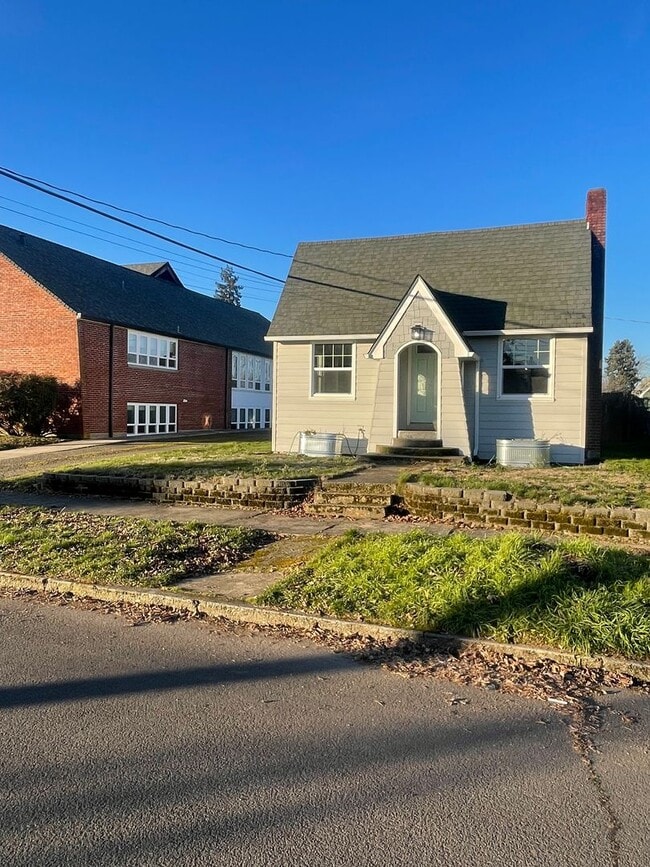 Building Photo - **MOVE IN SPECIAL!** Large 2 Bedroom with Bonus Space!