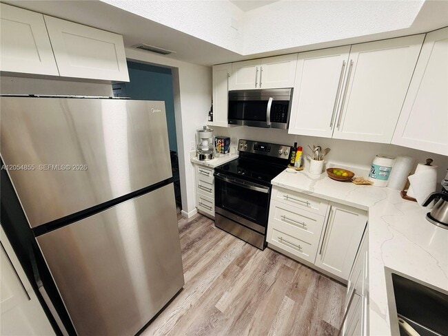 Building Photo - 2461 SW 82nd Ave