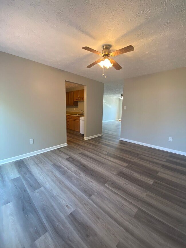 Building Photo - Spacious 5 Bedroom, 2 Bath Townhome – Edge...