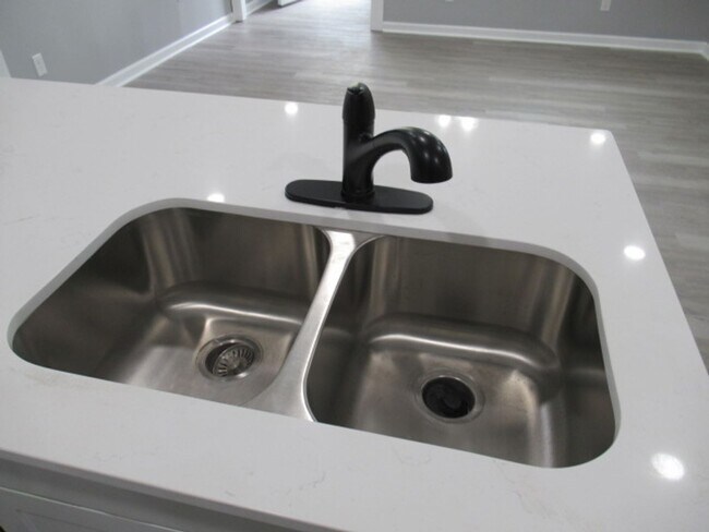 Building Photo - Cute, remodeled 3bd 1ba house
