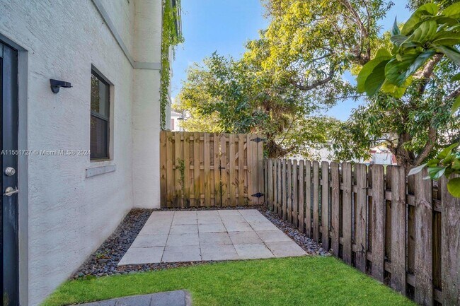 Building Photo - 1643 SW 28th St