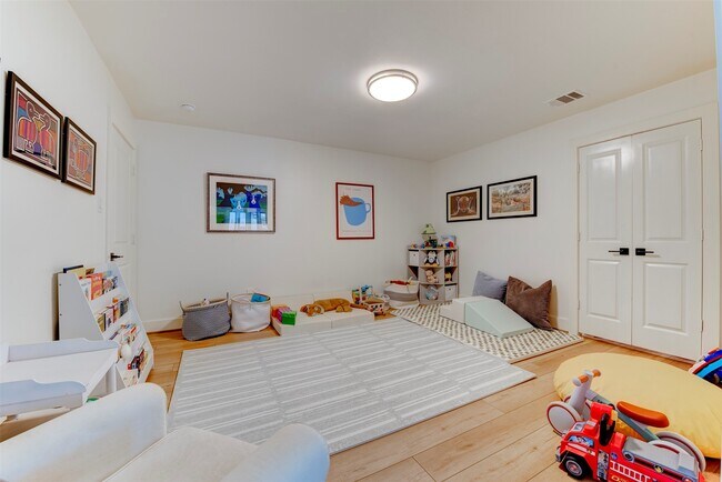 Building Photo - 2406 Blue Water Ln