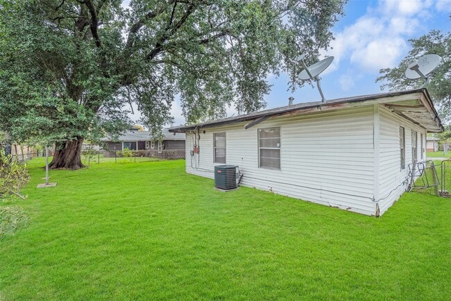 Building Photo - 6114 Doulton Dr