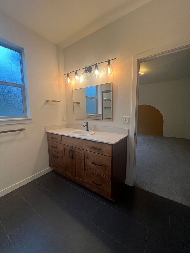 Building Photo - Contemporary 3/2.5 Talent home in Central Location | Available Now