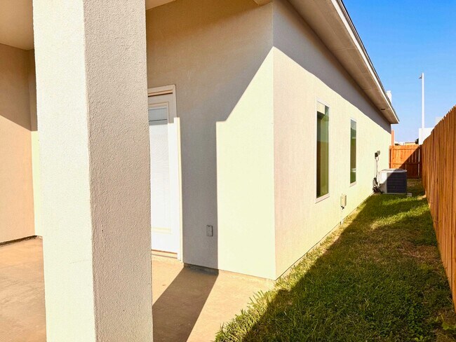 Building Photo - 1426 Los Estribos Dr