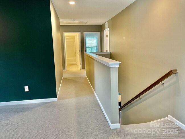 Building Photo - 3044 Spinner Ct