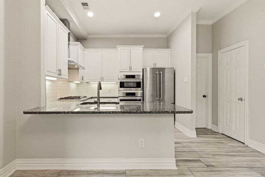 Building Photo - 10 Stonebriar Ct