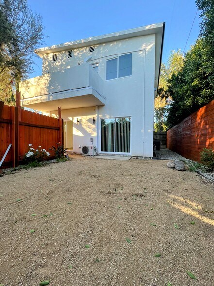 Building Photo - 5702 Vanalden Ave