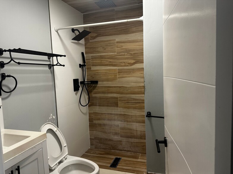 Building Photo - 804 Middle St