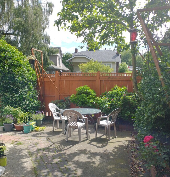 Primary Photo - 5501 Brooklyn Ave NE