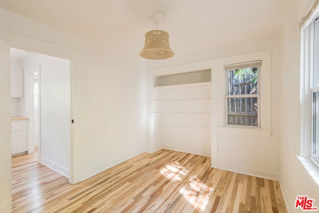 Building Photo - 4013 Sunset Dr