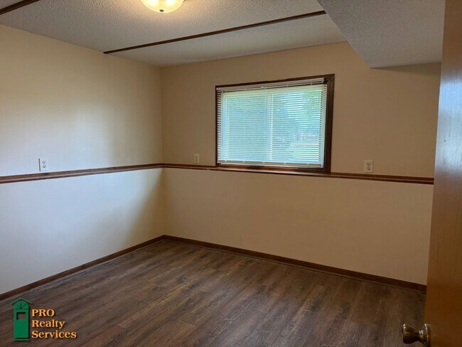 Building Photo - 3 Bedroom Home in Maple Grove