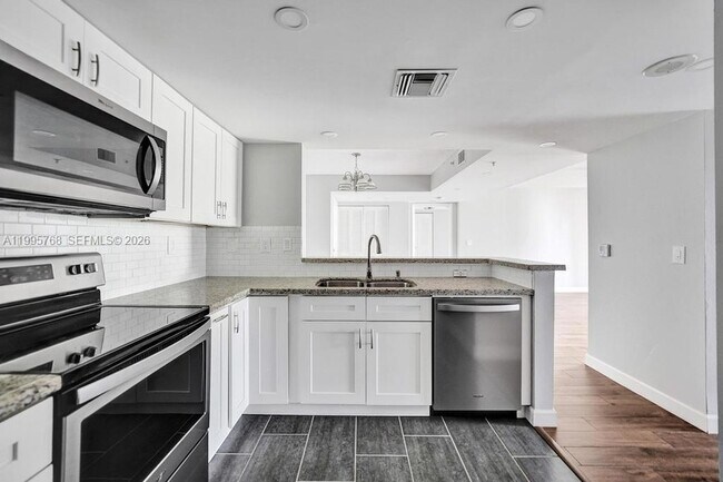 Building Photo - 520 SE 5 Ave