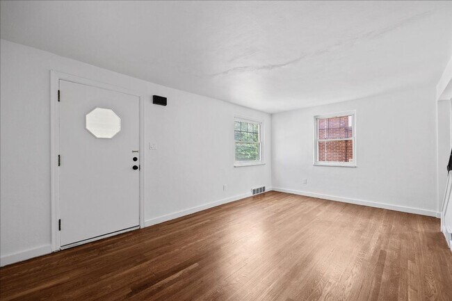 Building Photo - 2182 Pauline Ave