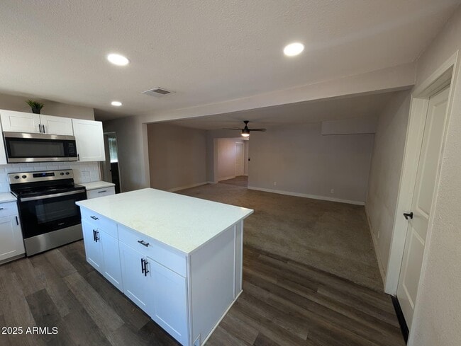 Building Photo - 7635 N 76th Ln