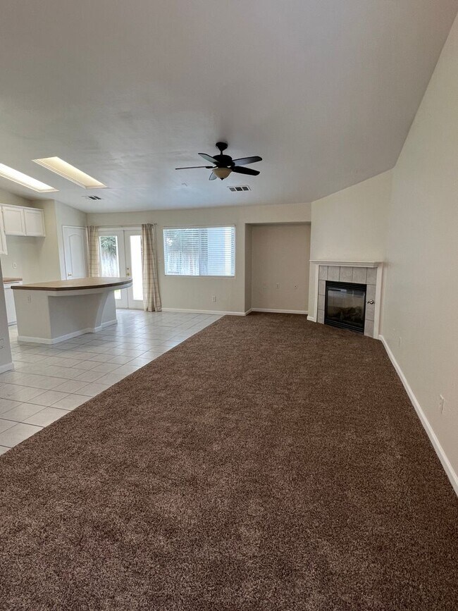 Building Photo - Spacious SW Bakersfield home!