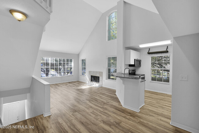 Building Photo - 13700 Richmond Park Dr N