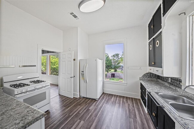 Building Photo - 433 E Davilla St