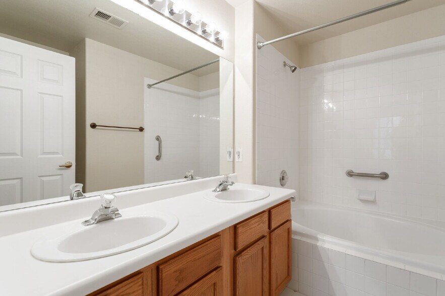 Building Photo - Stylish 3-Bed Condo in Gated Community – J...