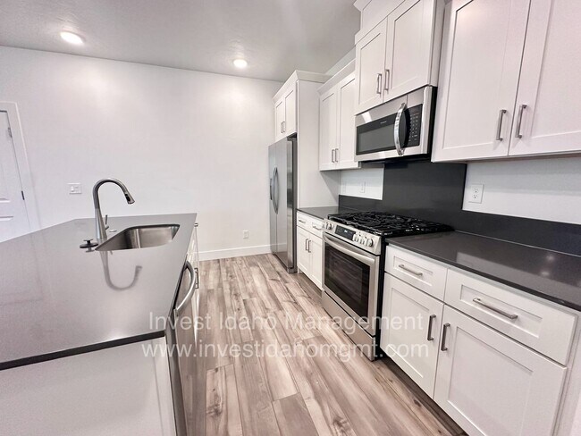 Building Photo - Luxury Townhome available now!