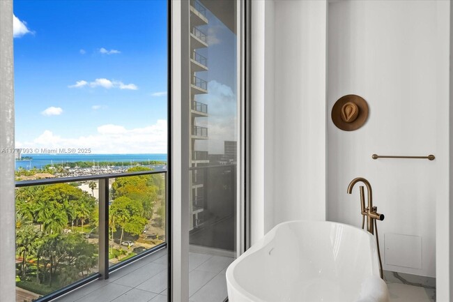 Building Photo - 2655 S Bayshore Dr