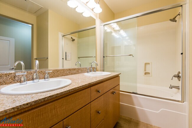 Building Photo - Japantown Townhouse | Stainless Steel Appliances | Central A/C