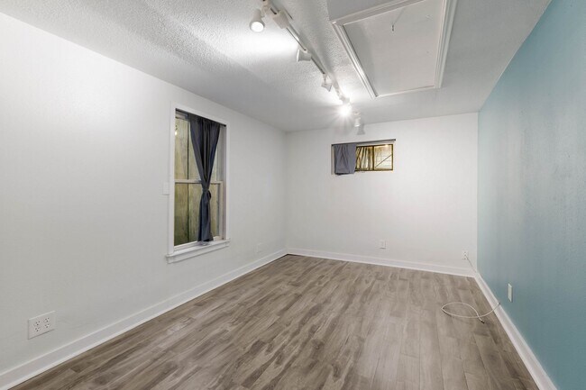 Building Photo - 121 W Woodlawn Ave