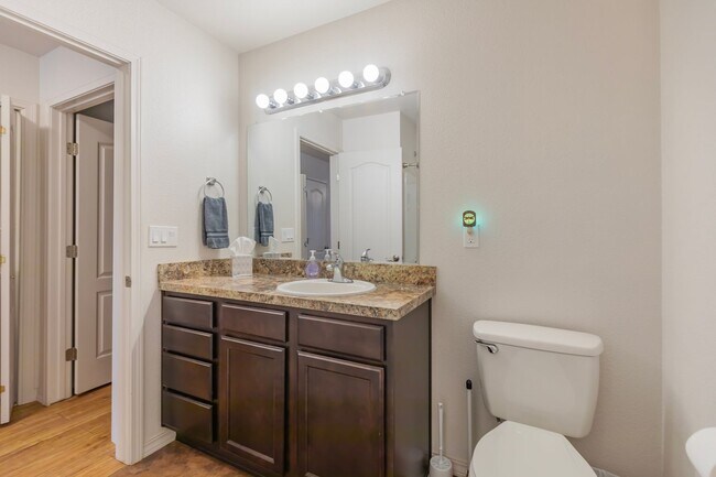 Building Photo - 800 Sherwood Dr