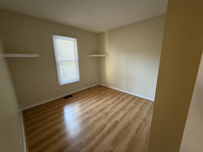 Building Photo - 146 Hanks St