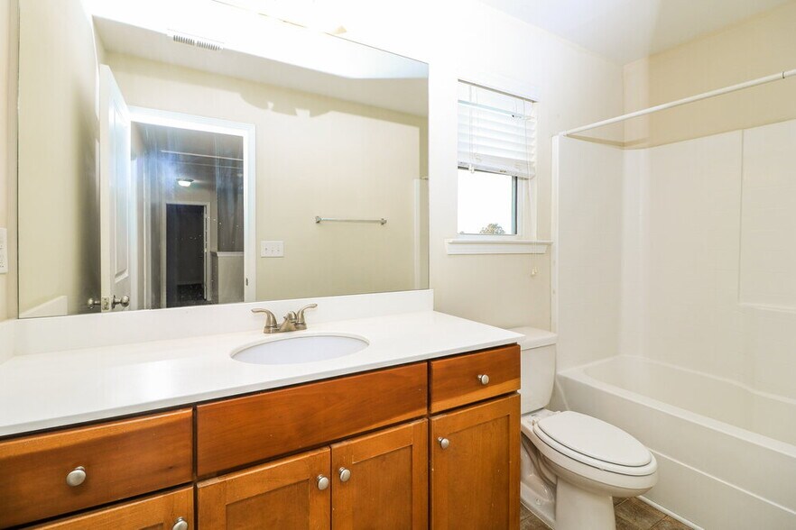 Building Photo - 374 Darbys Run Ct